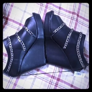Torrid sz 11 wedges NWT sm scuff back of wedge